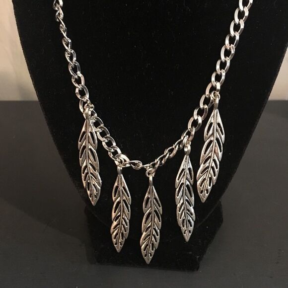 Designs by Jan Leaf dangled necklace Neckl… - Picture 2 of 4